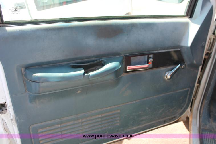 image for item H5835 1994 Chevrolet 1500 pickup truck