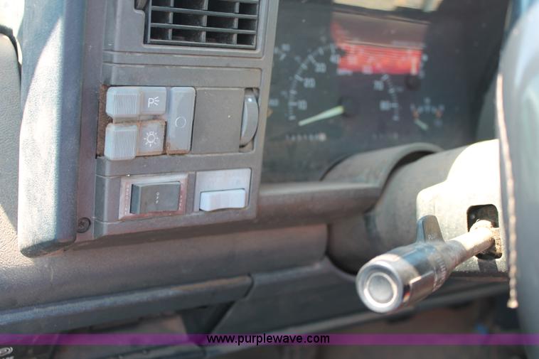 image for item H5835 1994 Chevrolet 1500 pickup truck