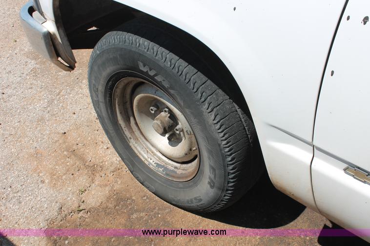 image for item H5835 1994 Chevrolet 1500 pickup truck