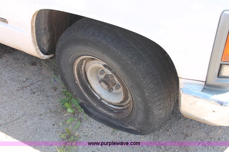 image for item H5835 1994 Chevrolet 1500 pickup truck