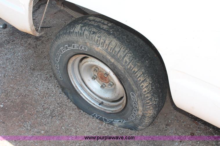 image for item H5835 1994 Chevrolet 1500 pickup truck