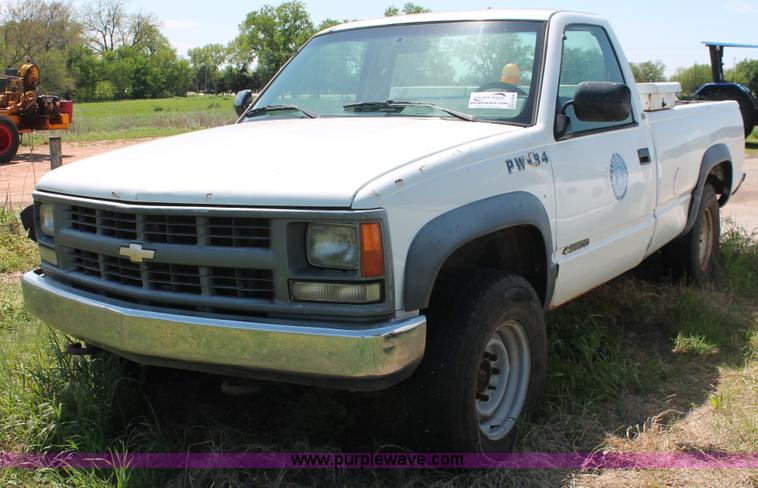 image for item H5836 1994 Chevrolet 2500 pickup truck