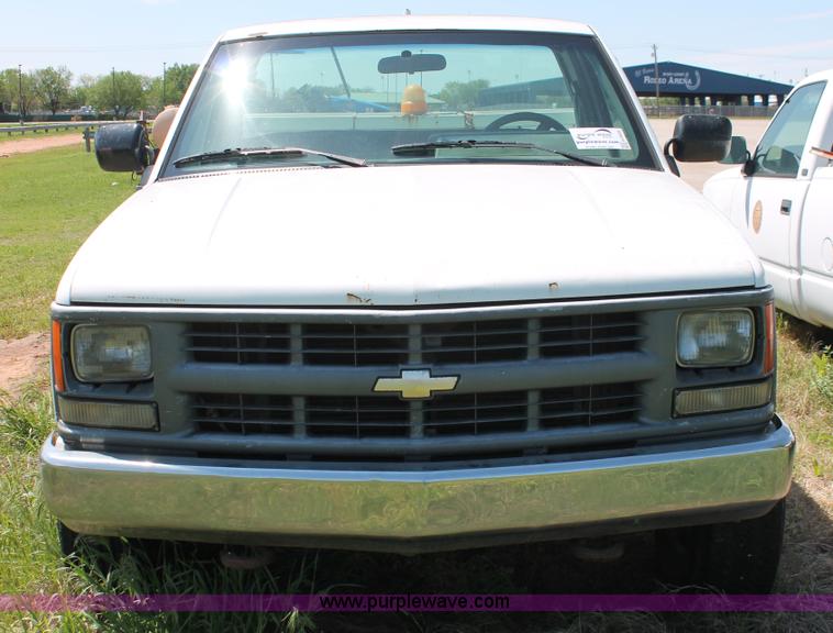 image for item H5836 1994 Chevrolet 2500 pickup truck