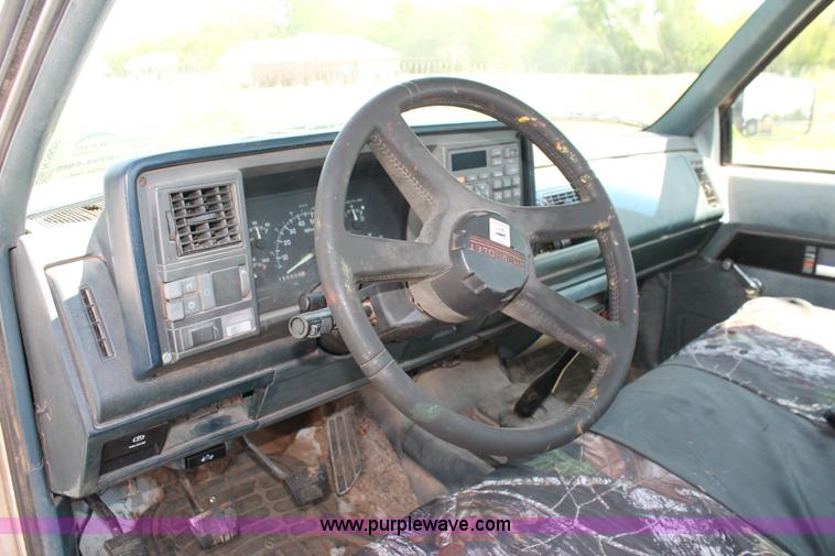 image for item H5836 1994 Chevrolet 2500 pickup truck