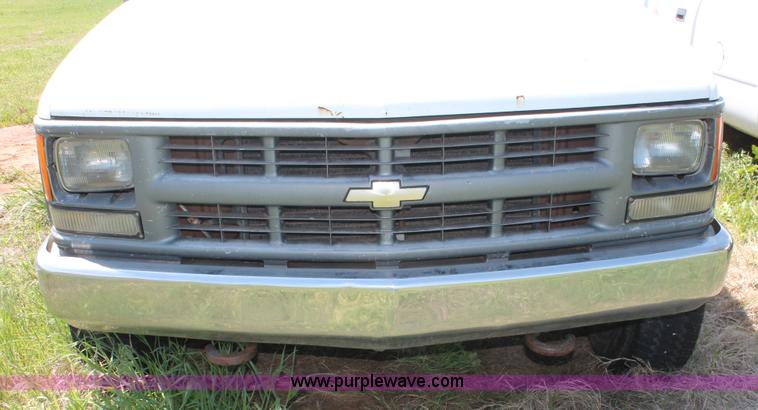 image for item H5836 1994 Chevrolet 2500 pickup truck