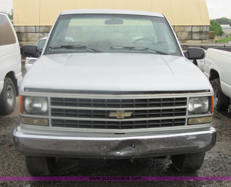 image for item I2084 1990 Chevrolet 2500 pickup truck cab and chassis