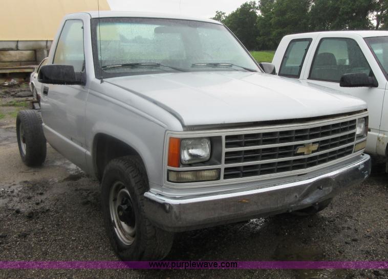 image for item I2084 1990 Chevrolet 2500 pickup truck cab and chassis