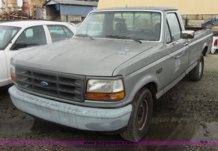 image for item I2087 1992 Ford F150 pickup truck