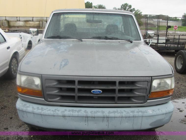 image for item I2087 1992 Ford F150 pickup truck