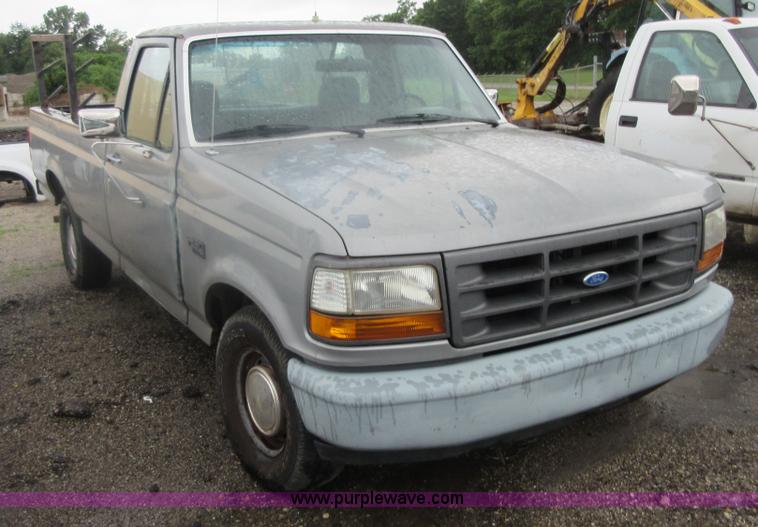 image for item I2087 1992 Ford F150 pickup truck