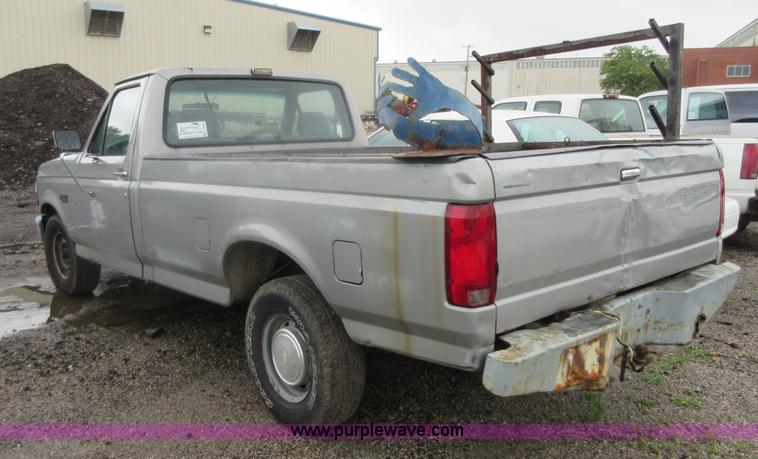 image for item I2087 1992 Ford F150 pickup truck