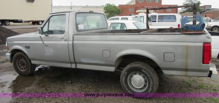 image for item I2087 1992 Ford F150 pickup truck