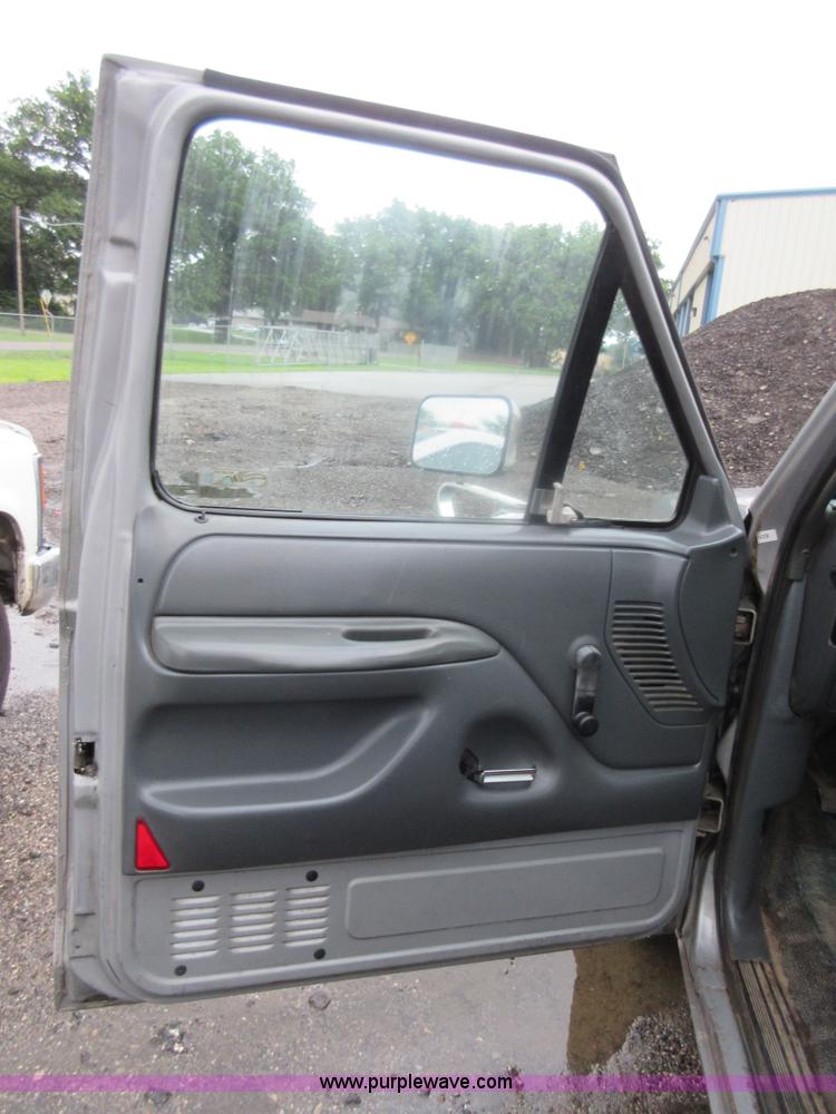 image for item I2087 1992 Ford F150 pickup truck