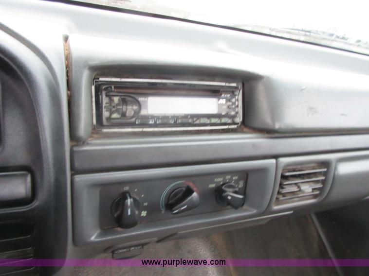 image for item I2087 1992 Ford F150 pickup truck