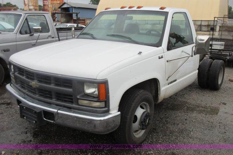 image for item I2088 2000 Chevrolet 3500 pickup truck cab and chassis