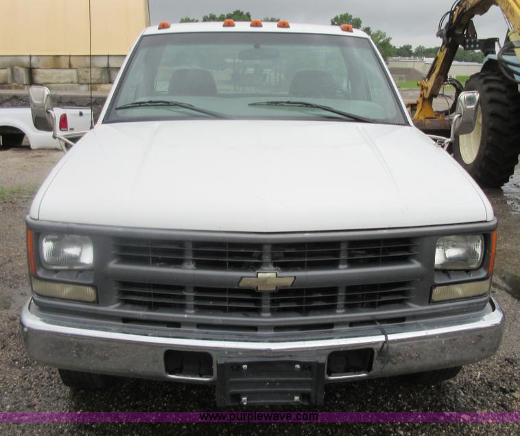 image for item I2088 2000 Chevrolet 3500 pickup truck cab and chassis