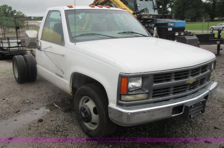 image for item I2088 2000 Chevrolet 3500 pickup truck cab and chassis