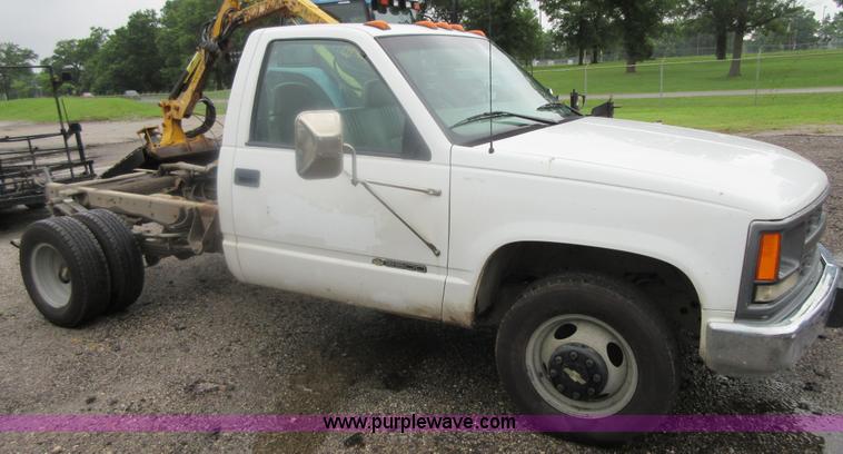 image for item I2088 2000 Chevrolet 3500 pickup truck cab and chassis