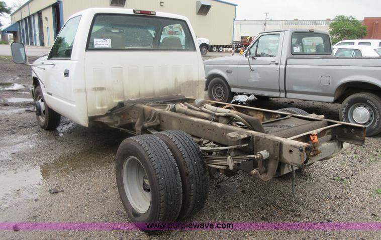 image for item I2088 2000 Chevrolet 3500 pickup truck cab and chassis