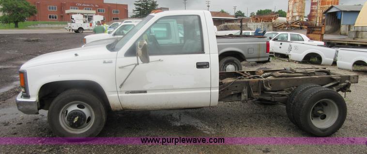 image for item I2088 2000 Chevrolet 3500 pickup truck cab and chassis