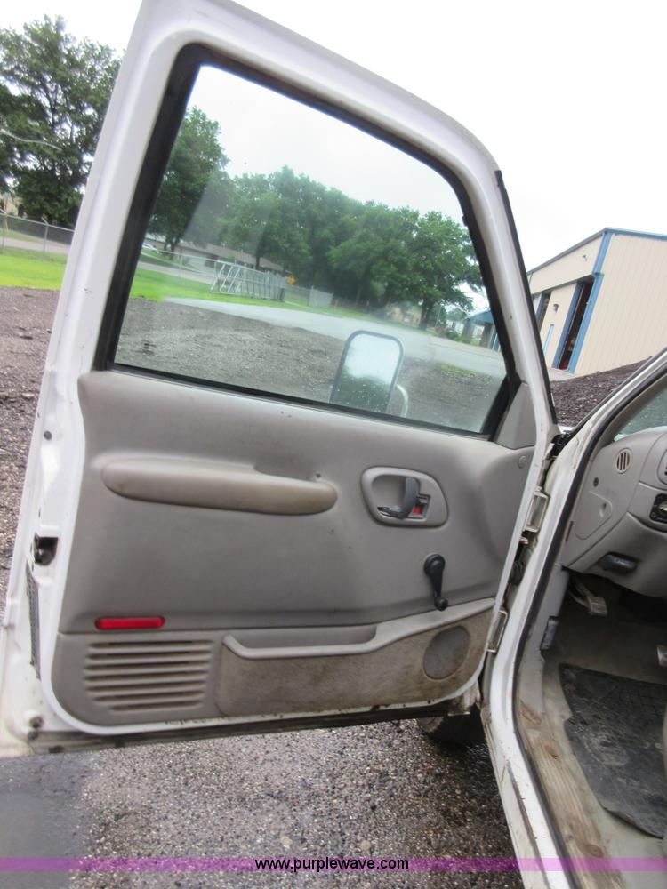 image for item I2088 2000 Chevrolet 3500 pickup truck cab and chassis