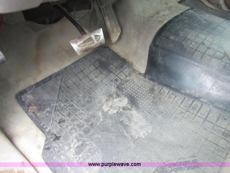 image for item I2088 2000 Chevrolet 3500 pickup truck cab and chassis