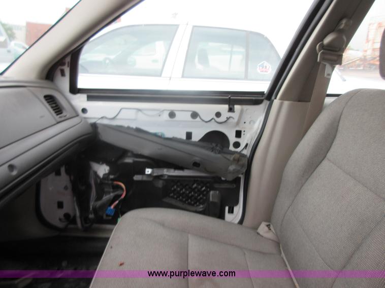 image for item I2090 2006 Ford Crown Victoria Police Interceptor