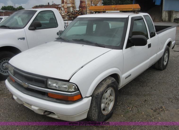 image for item I2094 2001 Chevrolet S10 pickup truck