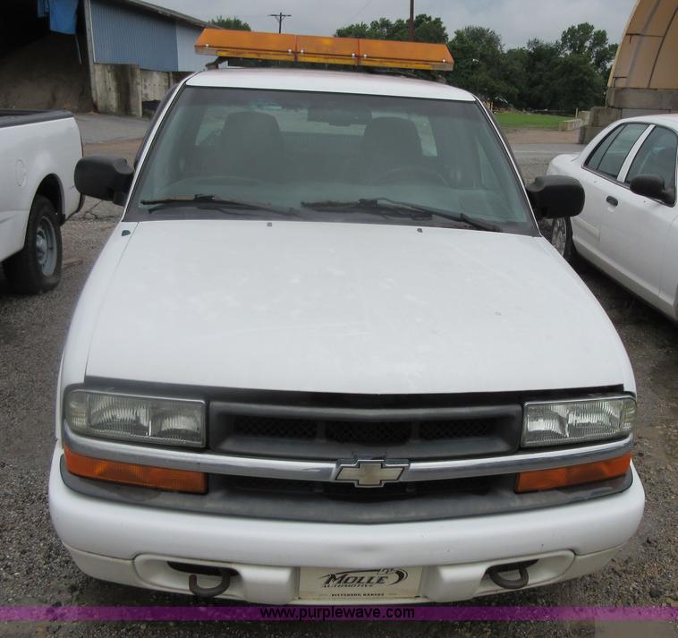 image for item I2094 2001 Chevrolet S10 pickup truck