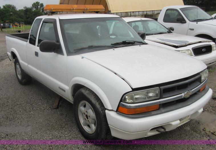 image for item I2094 2001 Chevrolet S10 pickup truck