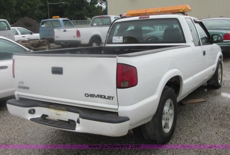 image for item I2094 2001 Chevrolet S10 pickup truck