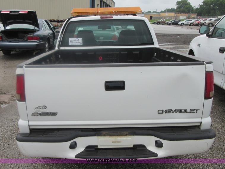 image for item I2094 2001 Chevrolet S10 pickup truck