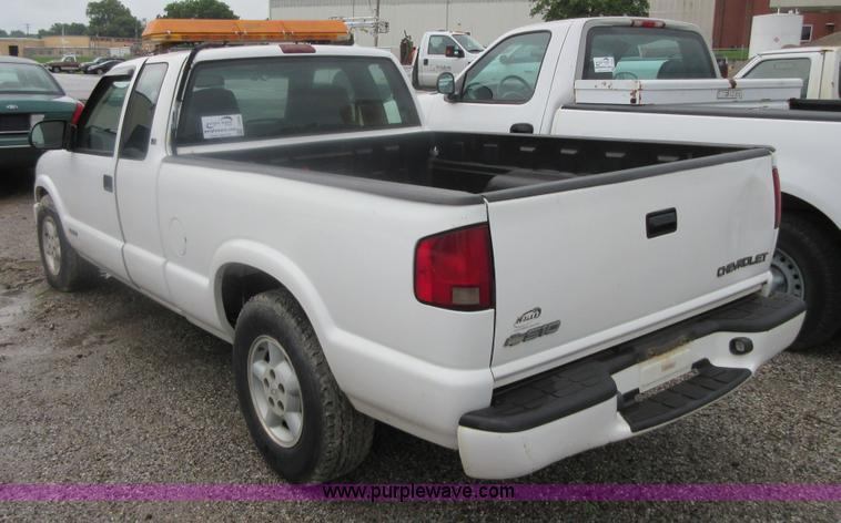 image for item I2094 2001 Chevrolet S10 pickup truck