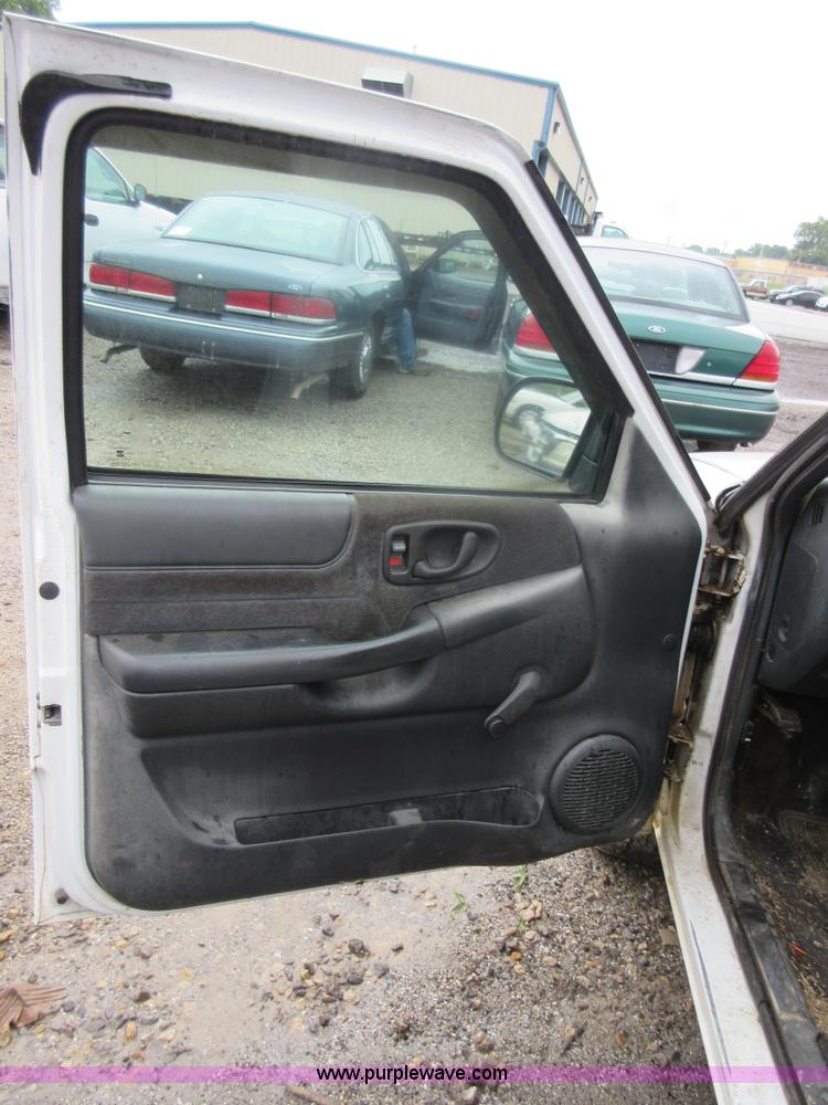 image for item I2094 2001 Chevrolet S10 pickup truck