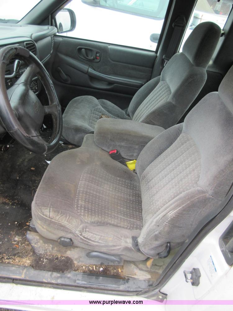 image for item I2094 2001 Chevrolet S10 pickup truck