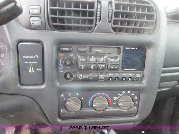 image for item I2094 2001 Chevrolet S10 pickup truck