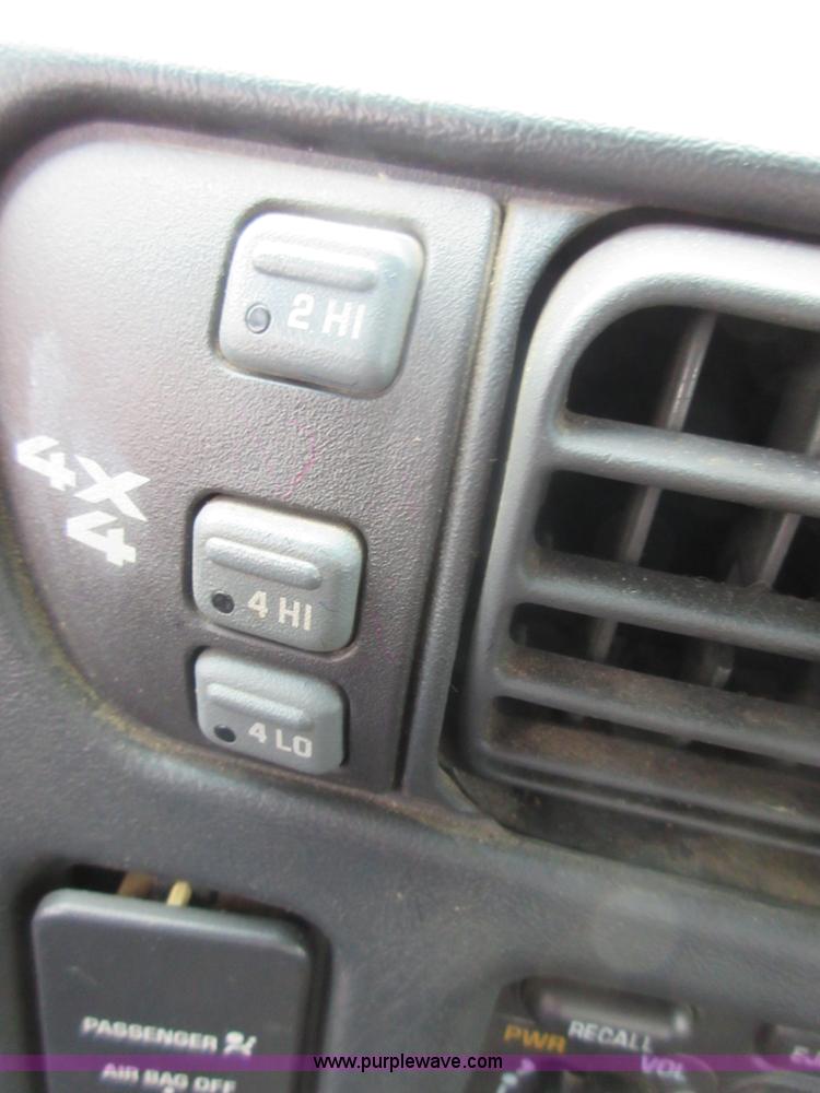 image for item I2094 2001 Chevrolet S10 pickup truck