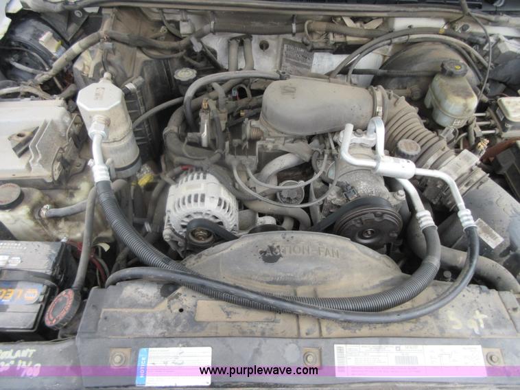 image for item I2094 2001 Chevrolet S10 pickup truck