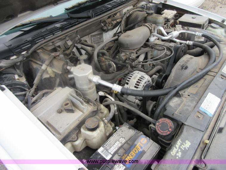 image for item I2094 2001 Chevrolet S10 pickup truck