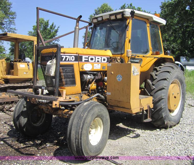 image for item I2111 1990 Ford 7710 tractor