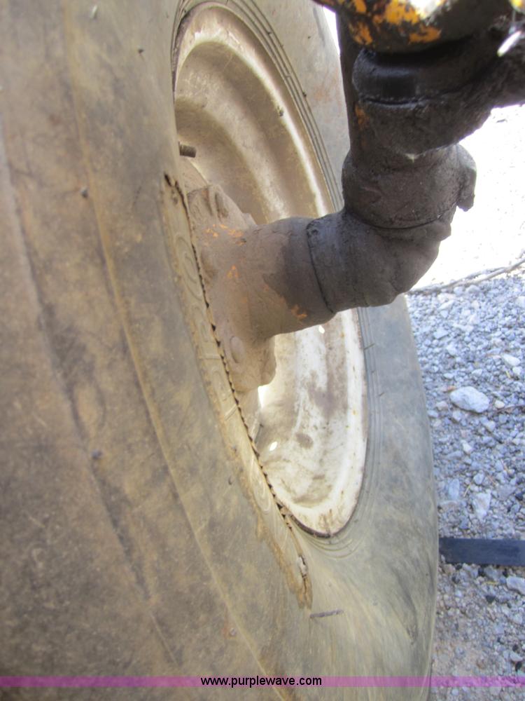 image for item I2111 1990 Ford 7710 tractor