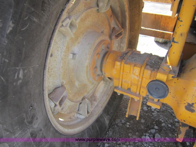 image for item I2111 1990 Ford 7710 tractor