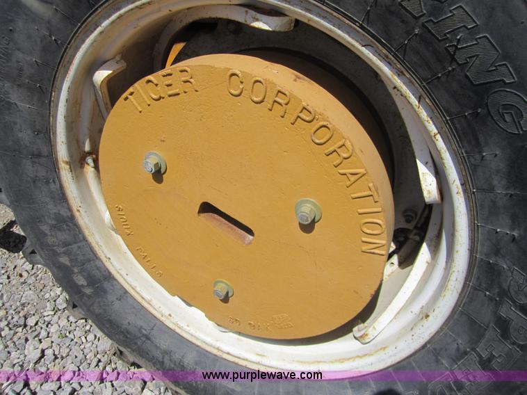 image for item I2111 1990 Ford 7710 tractor