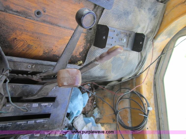 image for item I2111 1990 Ford 7710 tractor