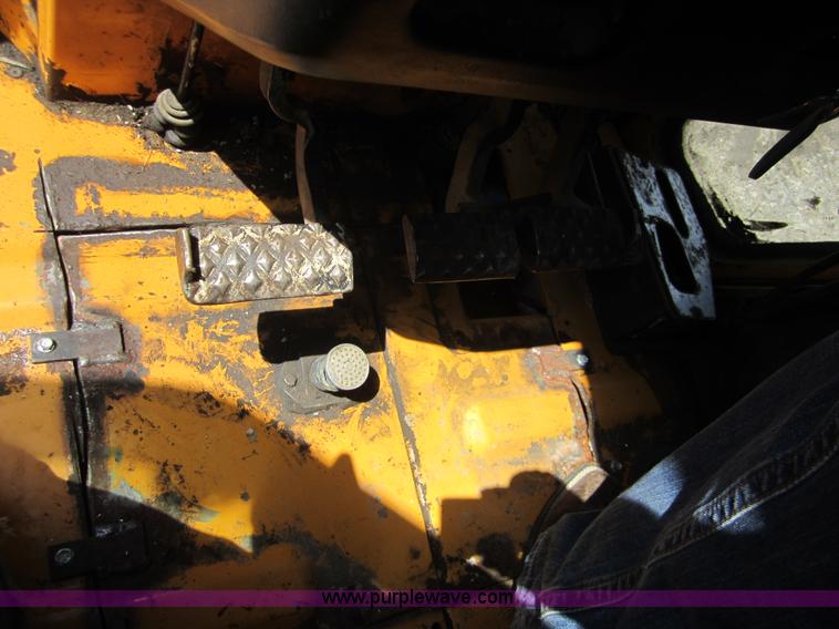 image for item I2111 1990 Ford 7710 tractor