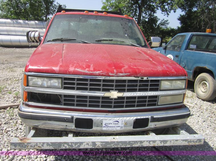 image for item I2113 1993 Chevrolet 3500 flatbed pickup truck