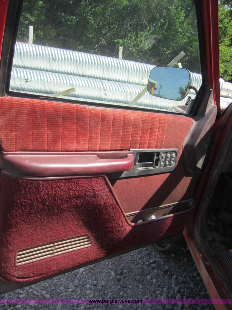 image for item I2113 1993 Chevrolet 3500 flatbed pickup truck