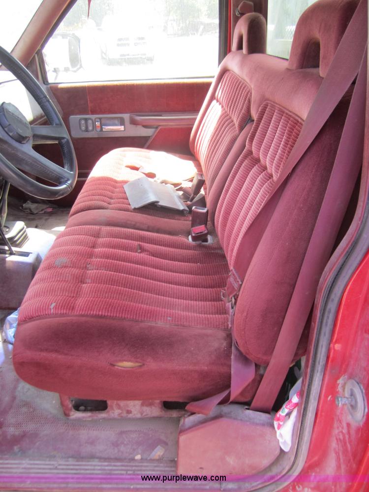 image for item I2113 1993 Chevrolet 3500 flatbed pickup truck