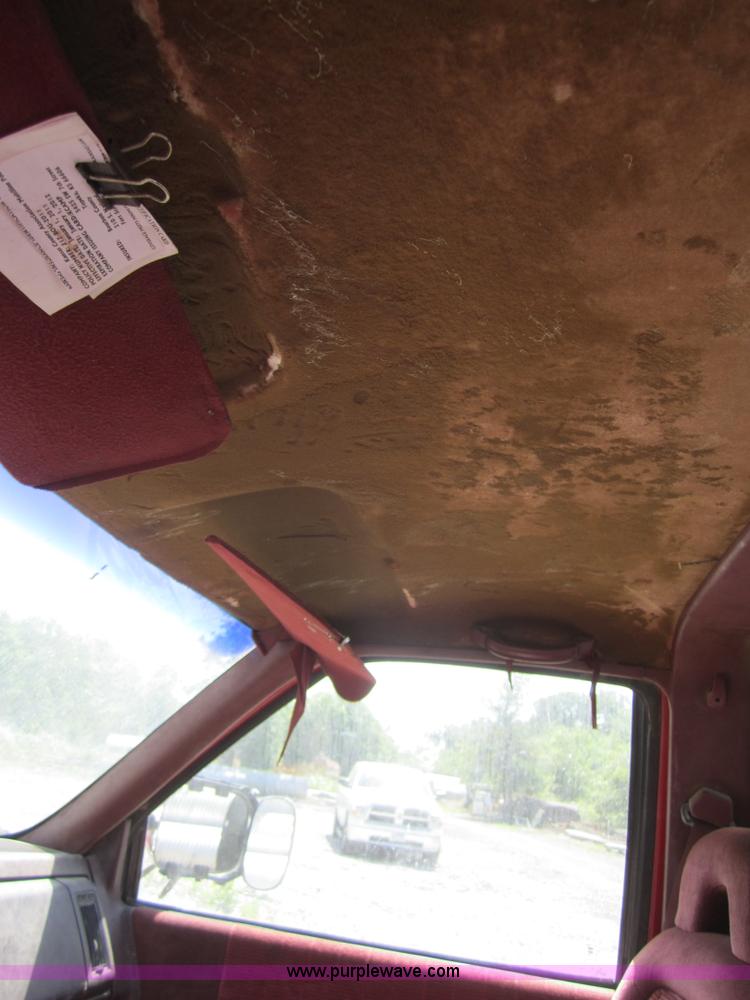 image for item I2113 1993 Chevrolet 3500 flatbed pickup truck