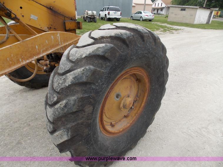 image for item J2750 1963 Caterpillar 12E motor grader